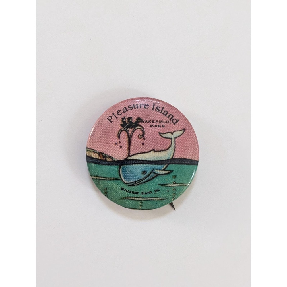 Pleasure Island Wakefield MA Vintage 1960s Whale Amusement Park Souvenir Pinback - Picture 2 of 4